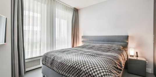 Как расположить кровать в спальне