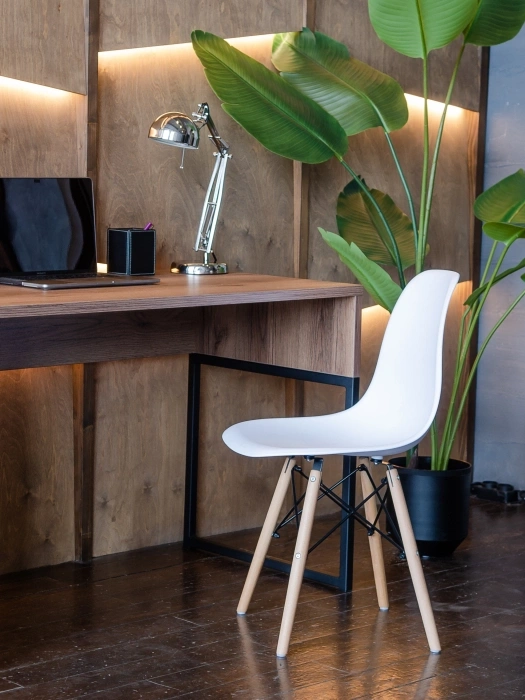 Пластиковый стул Eames PC-015, белый / массив дерева