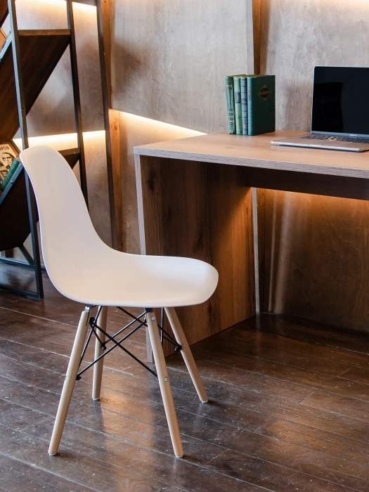 Пластиковый стул Eames PC-015, белый / массив дерева